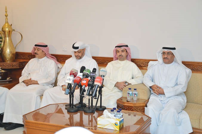 علي الراشد متوسطا الحضور في ديوان الثنيان ويبدو الزميل سعود السبيعي انور الكندري
