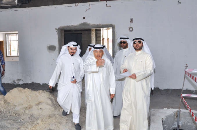وليد العمار متفقدا المبنى