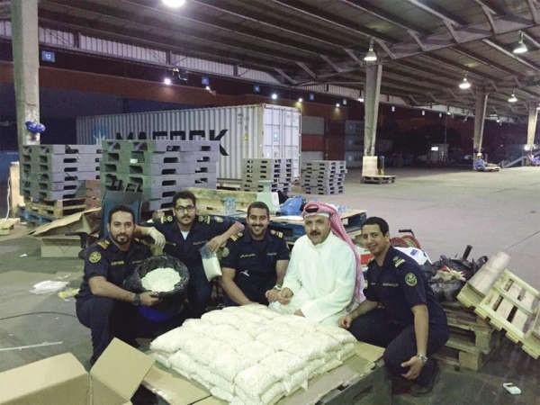 رجال الجمارك بعد الضبطية﻿