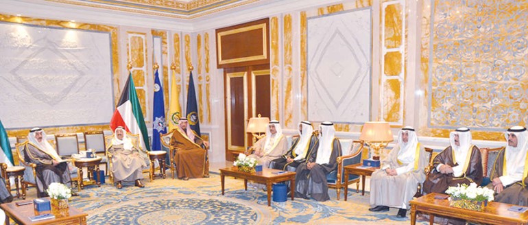  صاحب السمو الامير الشيخ صباح الاحمد خلال استقباله الفريق فهد الامير وعددا من اهالي الجهراء ﻿
