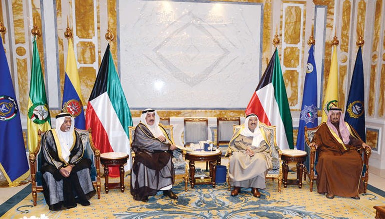صاحب السمو الامير الشيخ صباح الاحمد مستقبلا محافظ الجهراء وعددا من ابناء المحافظة
﻿