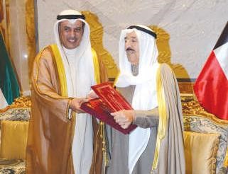  صاحب السمو الامير يتسلم التقرير من مهلهل الخالد ﻿