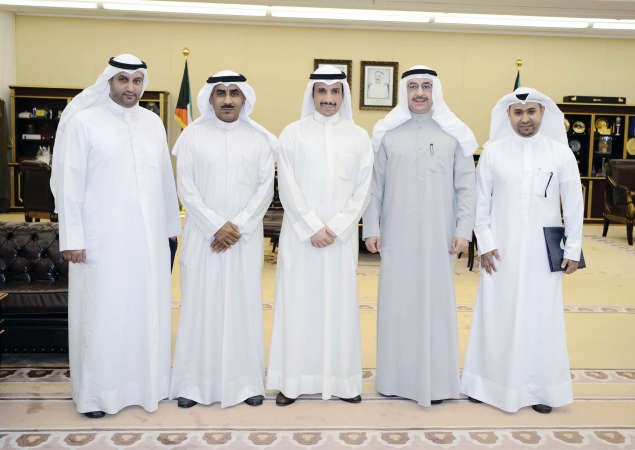 رئيس مجلس الامة مرزوق الغانم متوسطا رئيس واعضاء اتحاد الجمعيات التعاونية