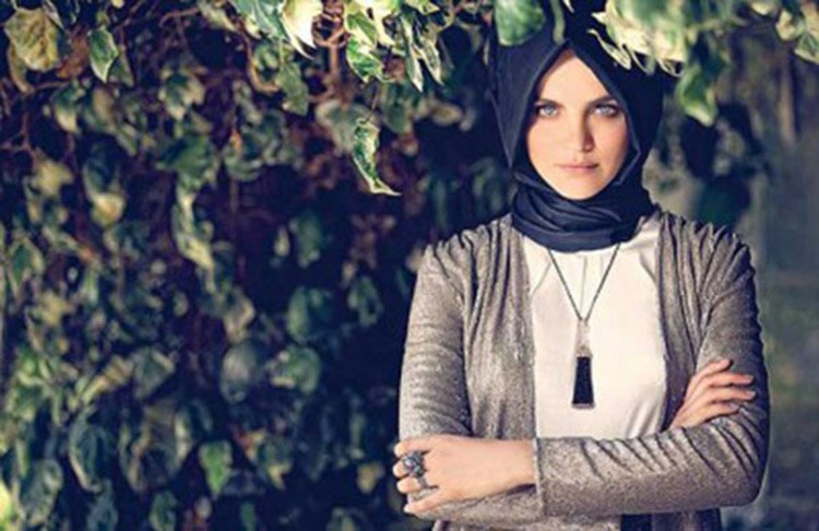 ملكة جمال تركيا المثيرة للجدل تطلب فتوى غريبة من رجال الدين