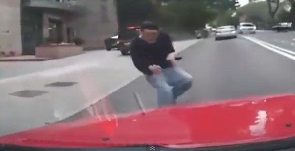بالفيديو.. رجل مسكون بالأشباح يصدم نفسه بسيارة مسرعة