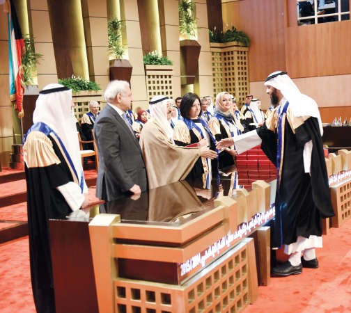 صاحب السمو الامير مكرما احد الخريجين ﻿