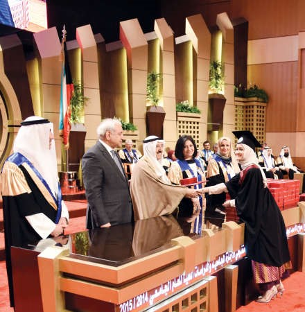 صاحب السمو مكرما احدى الخريجات ﻿