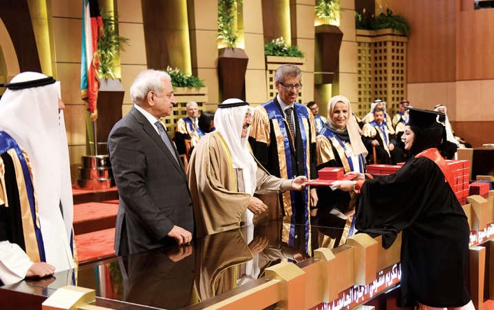 صاحب السمو مكرما احدى الخريجات ﻿