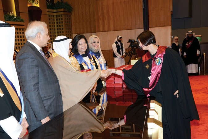 وتكريم خريجة اخرى ﻿
