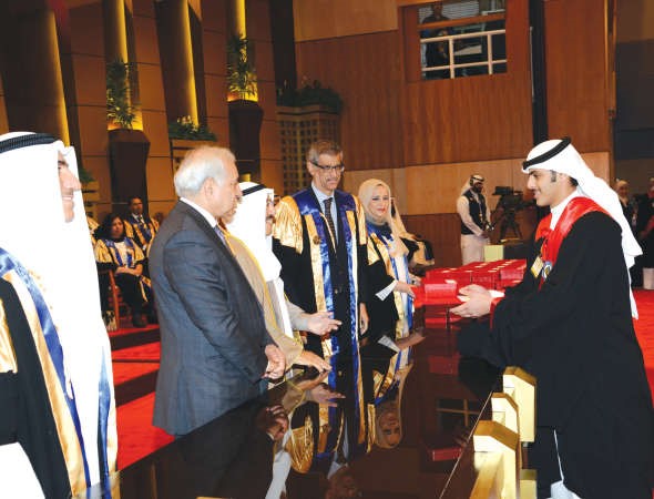 سمو الامير خلال تكريم احد الخريجين﻿