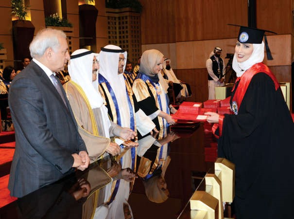 صاحب السمو الامير خلال تكريم احدى الخريجات﻿
