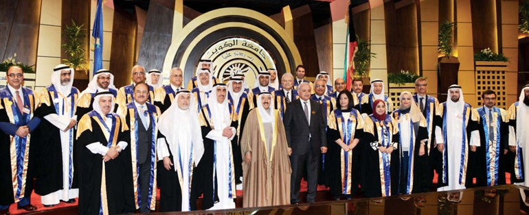 صاحب السمو الامير ودبدر العيسى مع اعضاء هيئة التدريس بالجامعة ﻿
