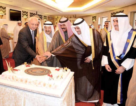 صاحب السمو الامير الشيخ صباح الاحمد وسمو ولي العهد الشيخ نواف الاحمد ومرزوق الغانم ودبدر العيسى ودحسين الانصاري خلال قطع كيكة الاحتفال ﻿