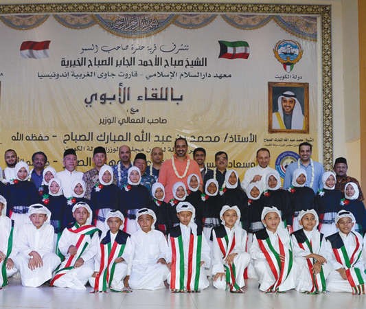 الشيخ محمد العبدالله متوسطا عددا من الطلبة الاندونيسيين وقد ارتدوا الزي الكويتي﻿
