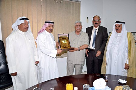 هادي الوطري يتلقى درعا تذكارية من عبيدالله ﻿