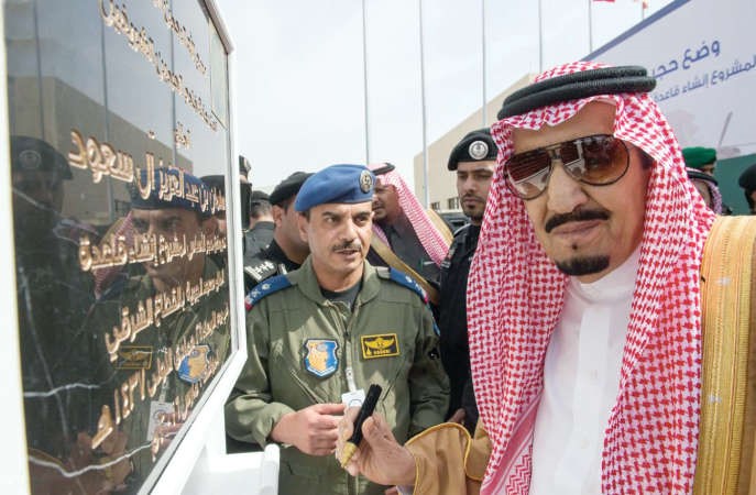 خادم الحرمين الشريفين الملك سلمان بن عبدالعزيز اثناء ازاحته الستار عن مشروع انشاء قاعدة الملك سعود الجوية امس	 واس﻿