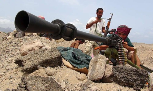صورة ارشيفية لمقاتلون من المقاومة الشعبية خلال الاشتباكات مع الحوثيين في عدن رويترز