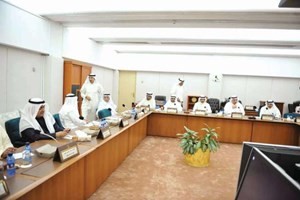 الرئيس مرزوق الغانم مترئسا الاجتماع ويبدو فيصل الشايع وفيصل الكندري ومحمد الجبري واحمد القضيبي