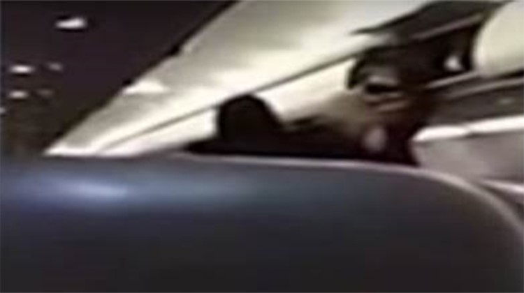 بالفيديو.. مضيفة طيران تطرد مسلمتين محجبتين من الرحلة لانهما حدقتا بها !