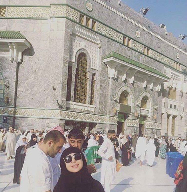بالفيديو والصور.. حليمة بولند تؤدي مناسك العمرة
