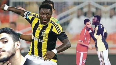بالفيديو.. لاعب افريقي"يخنق" لاعبا سعوديا!