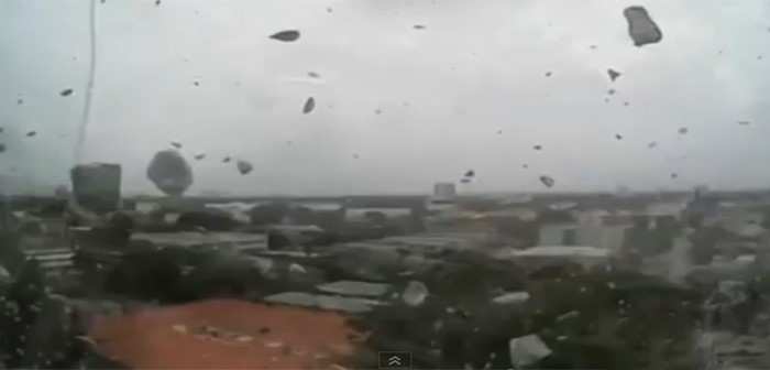 بالفيديو.. شاحنة تسقط من فوق جسر وسائقها ينجو بأعجوبة 