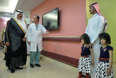 بالصور.. التوأم السيامي السعودي "رنا" و"رنيم" في أحضان الأمير متعب بعد سنتين من نجاح فصلهما