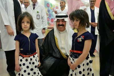 بالصور.. التوأم السيامي السعودي "رنا" و"رنيم" في أحضان الأمير متعب بعد سنتين من نجاح فصلهما