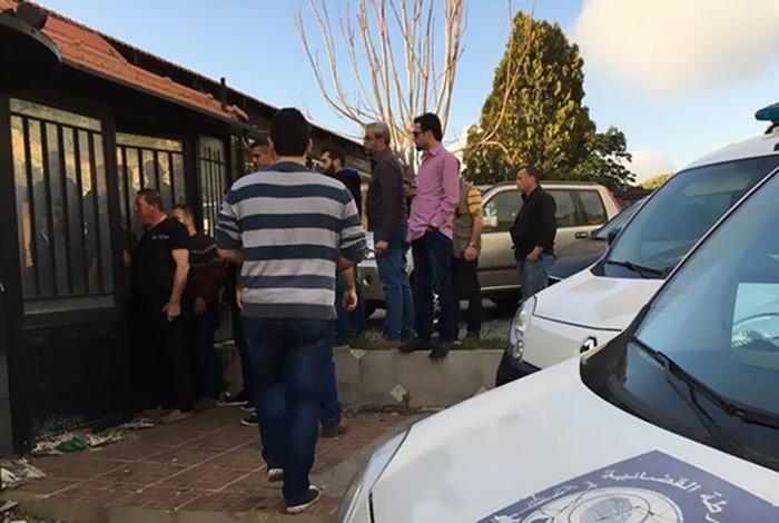 مجموعة من سكان المنطقةفي مكان الحادث محمود الطويل