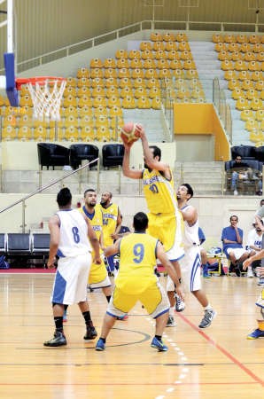 لاعب الساحل زكريا حمود يلتقط الكرة العائدة من سلة الجهراء﻿
