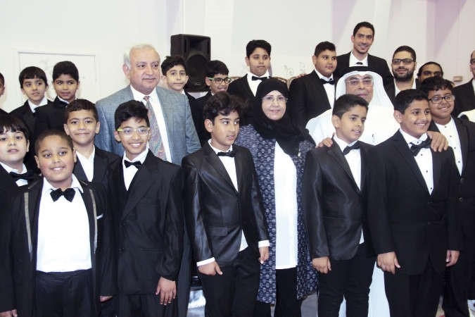 د بدر العيسى وفيصل مقصيد وبدرية الخالدي يتوسطون الطلبة المشاركين