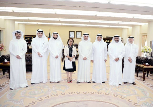 رئيس مجلس الامة مرزوق الغانم متوسطا ممثلي اللجنة التنسيقية لمجالس ادارات جمعيات النفع العام