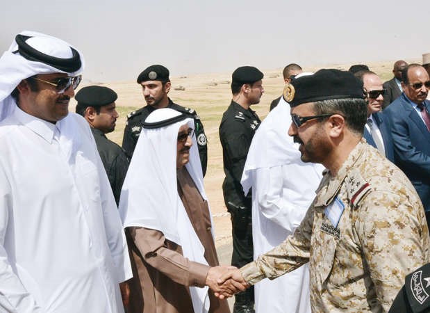 صاحب السمو مصافحا احد قادة التمرين