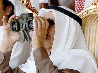 صاحب السمو الاميرالشيخ صباح الاحمد يراقب المناورات بالمنظار المكبر
