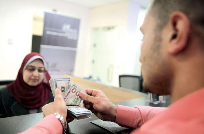 عميل يقوم بعد نقوده في احد البنوك بالقاهرة رويترز