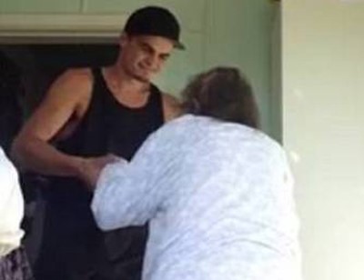 بالفيديو.. حين يطلب الحفيد من جدته الرقص