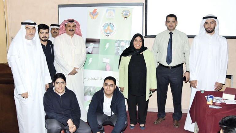 الفارس والطيار والمهندسون يتوسطون طلبة المدرسة