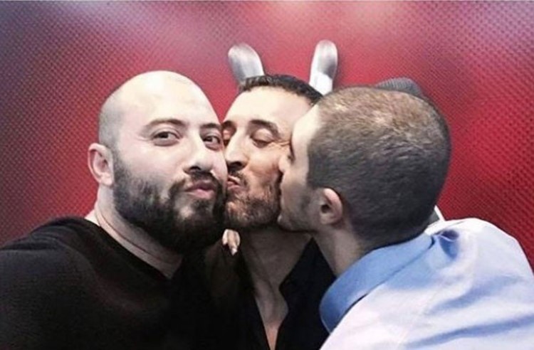 شاهد.. كاظم الساهر يتلقى تهنئة خاصة من ابنيه بعد فوزه بلقب أفضل مدرب