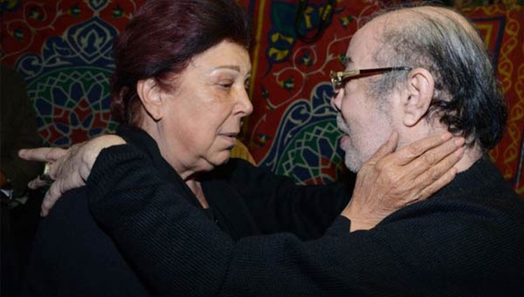 شاهد.. ظهور اعلامي نادر للمنتصر بالله الذي تحدى المرض لتعزية رجاء الجداوي