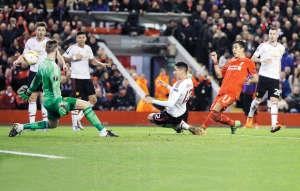ليفربول يحطم «شياطين فان غال» في قمة «آنفيلد»