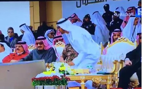 بالفيديو.. حركة سامية من محمد بن زايد عندما لاحظ رغبة الملك سلمان للماء من الطاولة