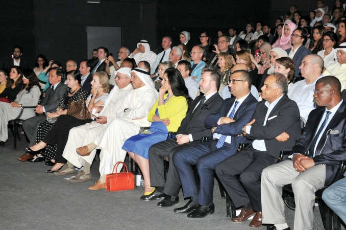 الشيخة انتصار سالم العلي والسفير الفرنسي كريستيان نخلة يتوسطان الحضورريليش كومار﻿