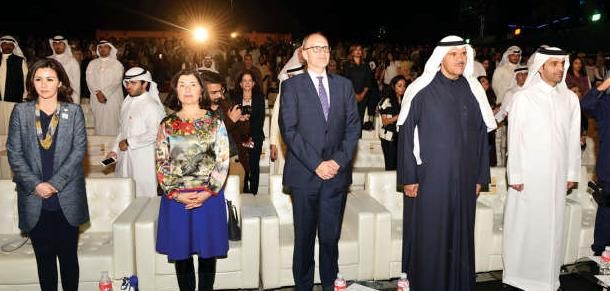 الشيخ سلمان الحمود متوسطا الشيخة الزين الصباح والسفير الاميركي دوغلاس سيليمان
﻿﻿ومحمد بن عبدالله ثانيشانافاس قاسم﻿