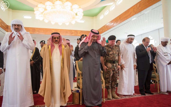 خادم الحرمين الشريفين وقادة وزعماء عرب ومسلمون يؤدون صلاة الجمعة في جامع الضيافة الملكية بمدينة الملك خالد العسكرية في حفر الباطن امس	واس﻿
