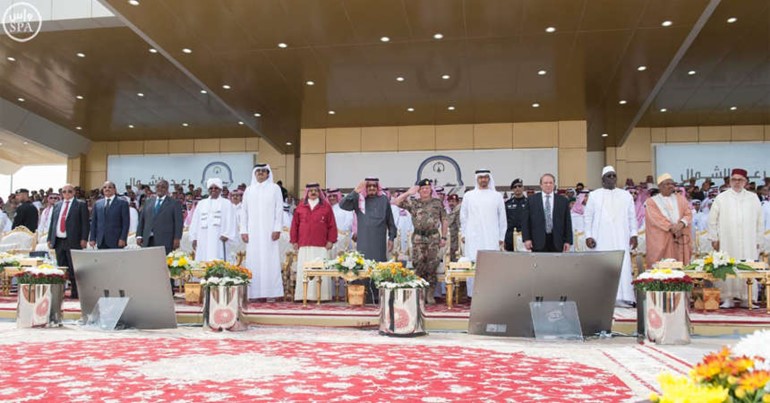 خادم الحرمين الشريفين الملك سلمان بن عبدالعزيز متوسطا القادة والزعماء خلال بدء العرض العسكري المصاحب لتمرين رعد الشمال امس	واس﻿
