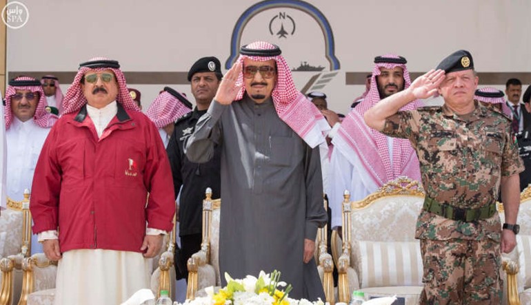 خادم الحرمين الشريفين الملك سلمانبن عبدالعزيز متوسطا عاهل البحرين الملك حمد بن عيسى ال خليفة والعاهل الاردني الملك عبدالله الثاني ﻿
