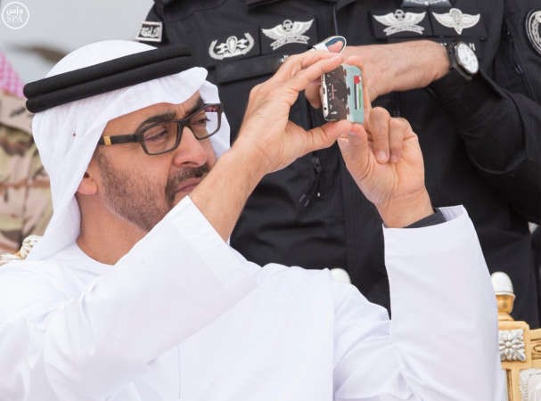 صاحب السمو الشيخ محمد بن زايد ولي عهد ابوظبي نائب القائد الاعلى للقوات المسلحة لدولة الامارات ملتقطا صورة للعرض﻿