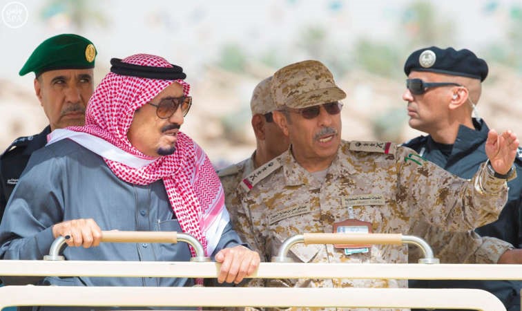 خادم الحرمين الشريفين مستعرضا العرض العسكري﻿