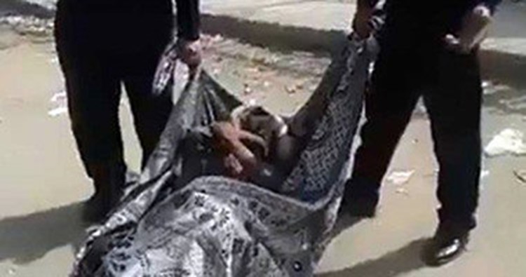 بالفيديو.. القاء مريض مسن خارج مستشفى في مصر بطريقة غير آدمية