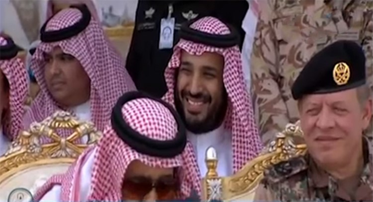 بالفيديو.. بيت شعر للرائد مشعل الحارثي يثير ضحك الأمير محمد بن سلمان